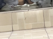 【精品厕拍】，胆大心细，坑神躲藏高校女厕，隔板缝偷拍多位学姐方便，看不清还补光，附加露脸照片