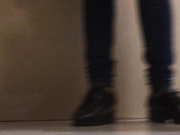 商场厕拍系列 两个妹子的滑板鞋，时尚时尚最时尚