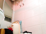 房东浴室偷放摄像头偷窥眼镜少妇尿尿用消毒液开水洗逼