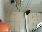 女同事修热水器偷偷在她浴室装了个针孔摄像偷拍她洗澡