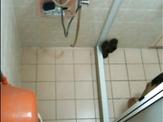 女同事修热水器偷偷在她浴室装了个针孔摄像偷拍她洗澡