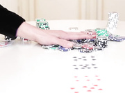 亚历克西斯水晶为玩扑克游戏的客人提供性服务