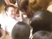 十几个美女把一个男人按在地上，无奈被脱裤子玩鸡巴