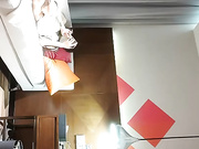 化妆品专卖店的小三被打 衣服都扒奶子都露出来了太暴力 骑着凑 别说还挺漂亮