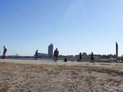 精品推薦 迪卡儂門事件女主角袒胸露乳漫步人來人往的海灘 1080P高清原版