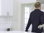 丰满的人妻喜欢让丈夫的朋友取悦她整个身体