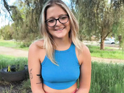 泡泡屁股新人吉尔·泰勒最喜欢在户外被指交