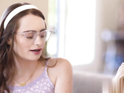 充满爱心的继母向好奇的克洛伊坦普尔和她的闺蜜展示女同性恋如何做爱