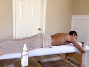 私人按摩房里的特殊服务 深喉乳交黑鬼巨屌 颜射喷精