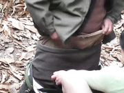 郊外公園密林裏2個猥瑣大叔與中年婦女啪啪野戰 輪流一個操另一個放哨 貌似有點猛 720P高清