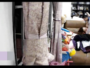 居家攝像頭黑客破解拍攝到的美嬌妻趴在沙發上邊玩手機邊吃雞巴啪啪 味道就是不一樣啊 露臉高清