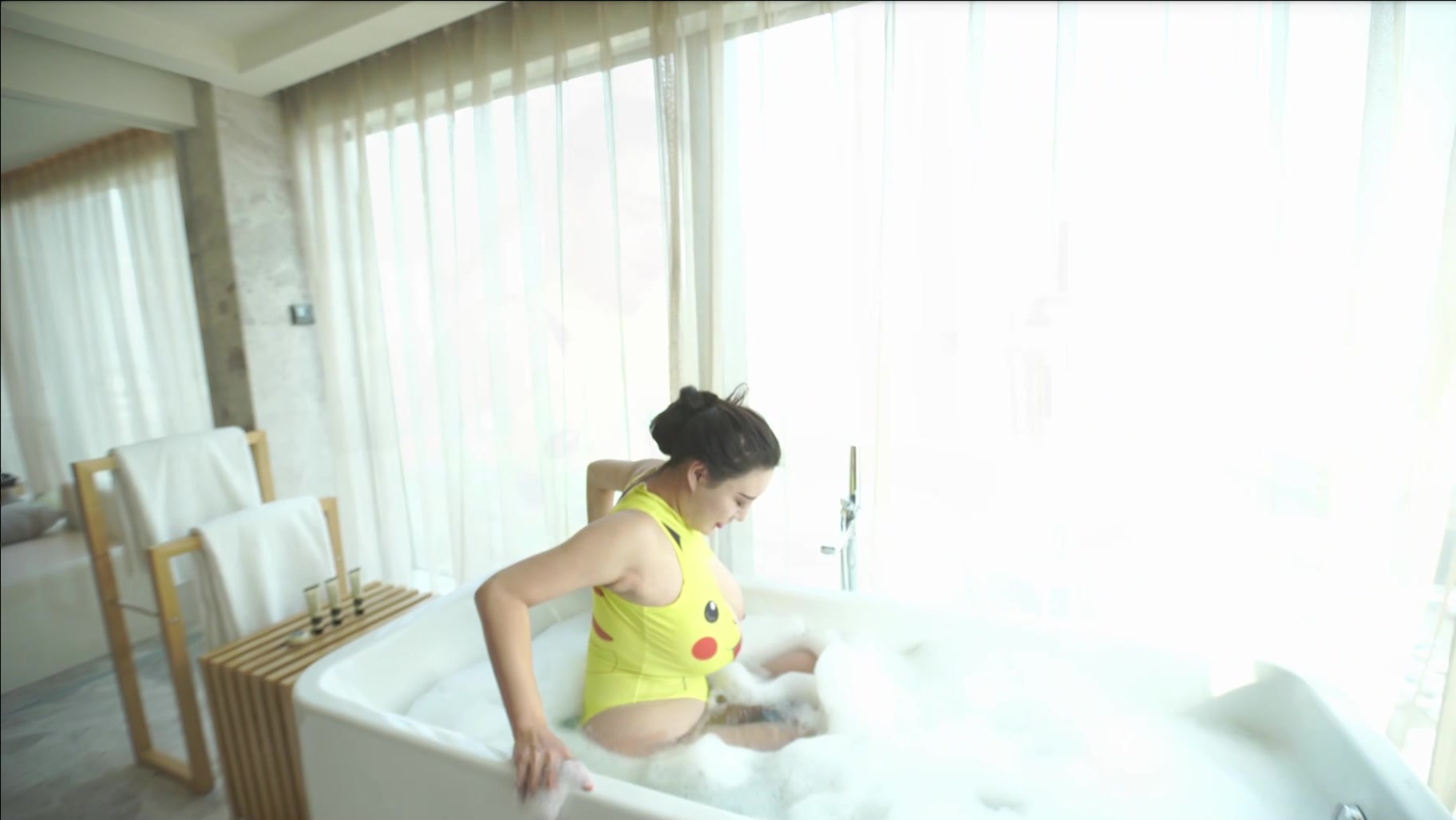 最新流出果哥原創大尺度白金版視頻-巨乳模特酒店私拍被攝影師潛規則啪啪 沙發上跪著吃雞巴味道就是不一樣 1080P高清原版