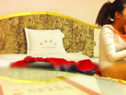 獨家推薦 說話有點嗲的紅衣氣質美女酒店開房與網戀男友私會啪啪打炮 直接掰開雙腿直插花心幹得直叫輕一點 國語對白 720P高清原版