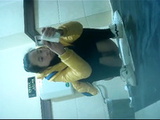 國內某超市公共女廁拍攝到的各式美女少婦如廁噓噓 貌似有個美女煙癮很大 露臉高清