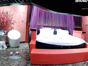 情趣酒店豪華大房拍攝到的大肚腩胖哥和情人開房愛愛 主動吃雞巴騎乘後入幹得嗷嗷直叫 1080P高清