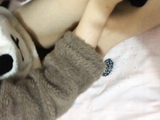 周末外表清純可愛眼鏡妹子與熱戀男友出租房瘋狂愛愛 穿著開檔黑絲主動張開雙腿配合抽插幹得直叫求饒 國語1080P高清