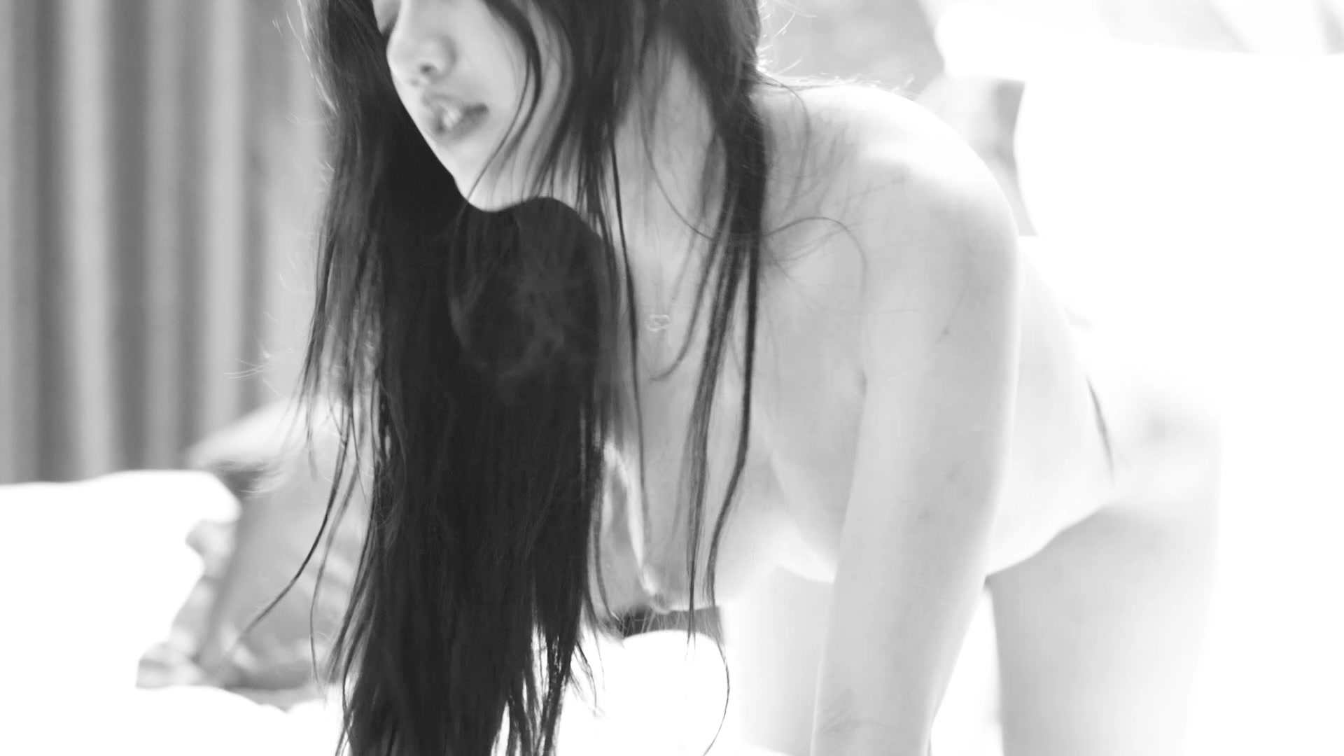 獨家推薦 國內某攝影大師超大尺度唯美巨作-氣質靚模被入侵的性幻想 1080P高清無水印