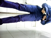 全景廁拍電信公司營業部員工尿尿 連制服都沒穿貌似是新來的實習小妹 1080P高清