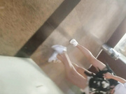 尾隨兩個等電梯的妹子進入公共衛生間尿尿 貌似白短熱褲妹子尿液得粘在內褲上了 720P高清