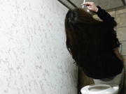 最新流出廁拍牛人潛入某寫字樓公共女廁偷拍各式美女同事如廁噓噓 有個牛仔短褲妹子顏值蠻高的 1080P高清原版