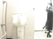 最新流出某百貨商場公共蹲廁雙視角偸拍各式高顏值氣質妹子如廁噓噓 形態各異姿勢看得讓人欲火焚身 露臉高清