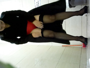 最新流出作品-國內某商場公共女廁拍攝到的各式美女少婦如廁 有個紅內褲妹子顏值蠻高的～2V露臉高清 (1)