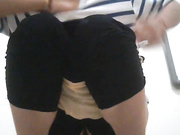 某大型商場公共衛生間拍攝到的各式美女少婦如廁 貌似有個清秀妹子胸罩裏還放著手機 屌爆了 720P原版高清