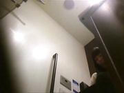 某酒店公共衛生間不同視角拍攝到的食客美女少婦如廁噓噓 顏值得蠻高的 720P原版高清