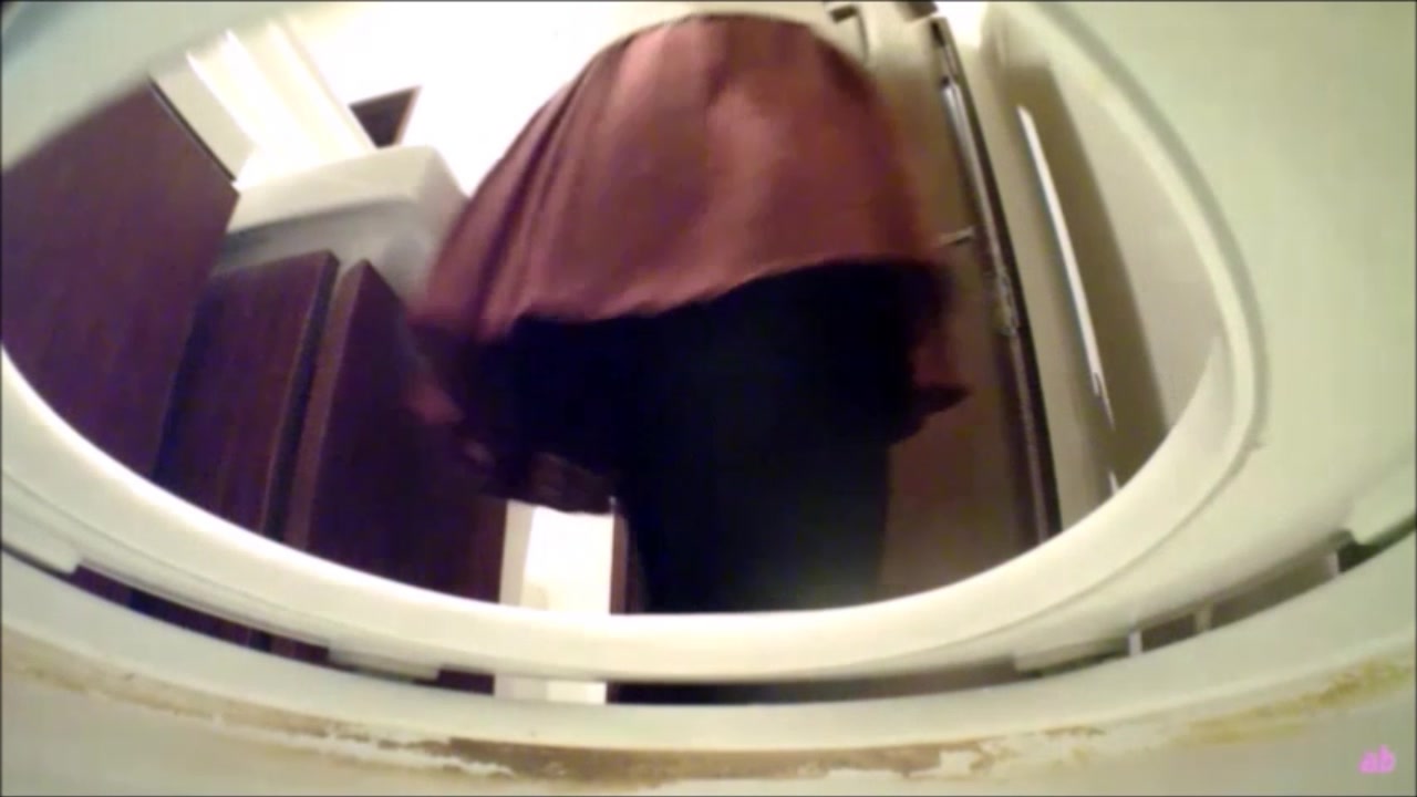 某酒店公共衛生間不同視角拍攝到的食客美女少婦如廁噓噓 顏值得蠻高的 720P原版高清