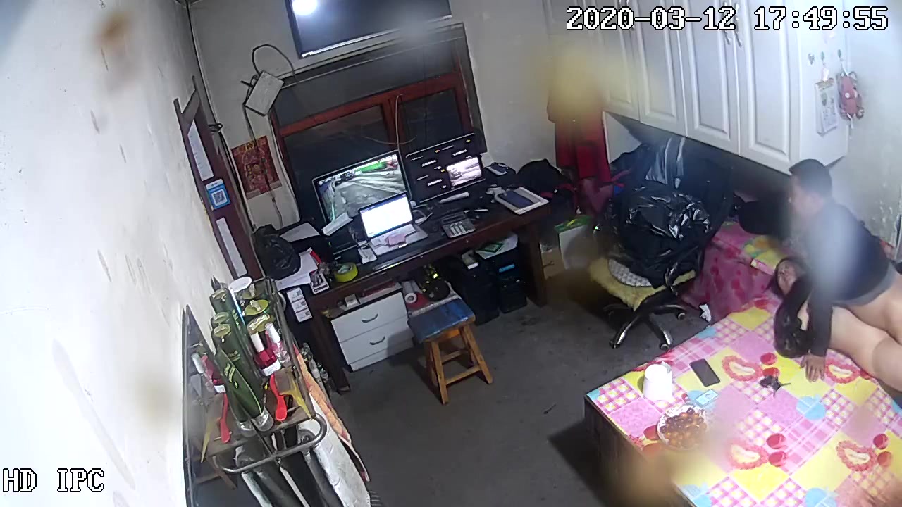 公司值班室攝像頭黑客破解拍攝到的猥瑣大叔偷情私會饑渴少婦情人 互舔騎乘後入各種姿勢幹得高潮不斷 露臉高清