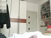 周末帥氣小夥在出租屋裏和粉嫩極品女友瘋狂嗨皮 有點害羞不肯露臉掰開騷穴抽插爽得直叫輕一點 國語720P高清