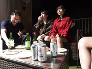 [GINAV-010] 噂のギャラ飲みアプリで自宅に派遣 素人女子大生潮スプラッシュ乱交 低身長カワイイ系JD二人 - 1of5