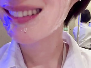 把精液抹到脸上当面膜