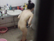 某公司女宿舍公共衛生間拍攝到的愛美的排骨妹子沐浴更衣 洗完後還給乳房擦了什麽東西～1080P高清