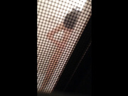 猥瑣變態小夥出租屋窗戶外手機拍攝顏值清純妹子沐浴更衣 貌似還是個沒毛的白虎 720P高清原版