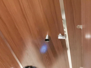 作死大神勇闯女厕，上下连续偷拍多位小姐姐方便，私处特写还给补光，差点被眼镜女发现了，无水印4K原画