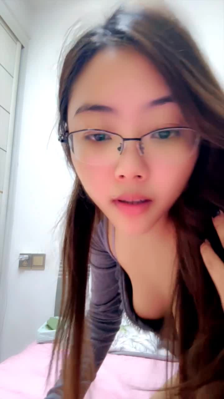 人妻少妇小月月老公不在家跟狼友发骚，全程露脸淫声荡语互动撩骚，跳蛋塞逼里揉着骚奶子浪叫呻吟精彩别错过