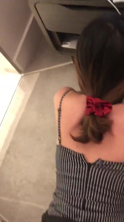 跪下去就立马变成臣服于主人的骚贱小母狗，最大限度的撅着屁股被后入就是主人赏赐的最好狗粮。