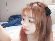 干爹的宝贝，全程露脸黑丝诱惑，乖巧听话的妹子伺候大哥大鸡巴，无毛白虎逼无套插入，淫声荡语不断揉奶抠逼