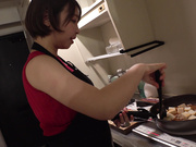 HAWA-372 素人妻が一般大学生の自宅にコンドーム1つ渡され一泊一度のゴム姦では満足できず宿泊中2度もガチ中出し - 1of5