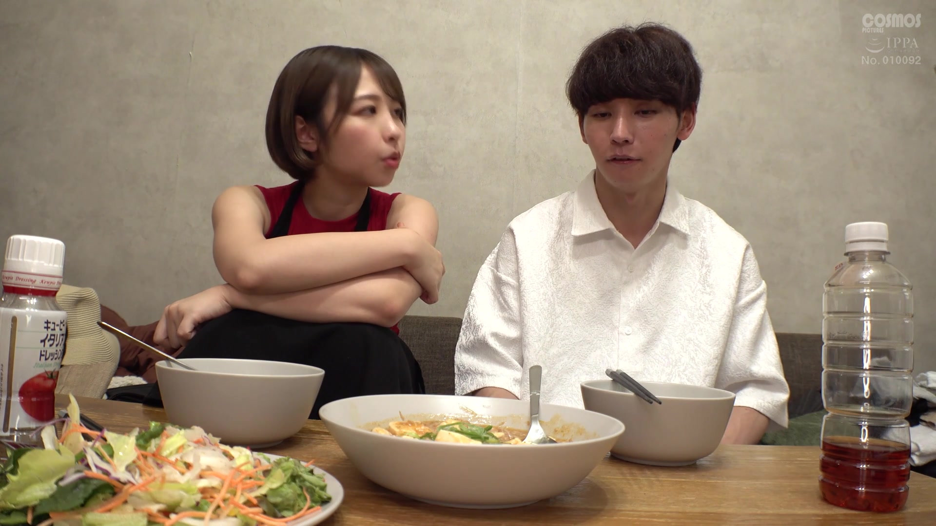 HAWA-372 素人妻が一般大学生の自宅にコンドーム1つ渡され一泊一度のゴム姦では満足できず宿泊中2度もガチ中出し - 1of5