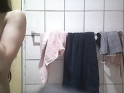 卫生间暗装针孔真实偷拍，眼镜飞机场表姐洗澡，有点小激动