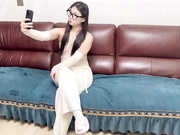 【原创】在屋里淫叫自慰的姐姐 被弟弟看到忍不住进屋摸着姐姐的骚逼