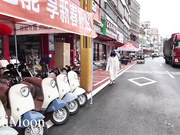 天花板露出狂人御姐【cikaimoon】最新作品，白天大胆露出无视路人，调戏老头大叔