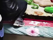 猎奇：辽宁一女子胆大包天，竟带情人在家搞乱！死死守护情夫，被老公乱踹，对白十分精彩！