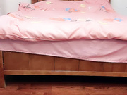 剧情演绎：家中约了3个极品妹子群P，燕瘦环肥不同的滋味，一个个撅起屁股等待宠幸！