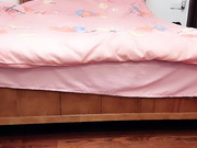 剧情演绎：家中约了3个极品妹子群P，燕瘦环肥不同的滋味，一个个撅起屁股等待宠幸！