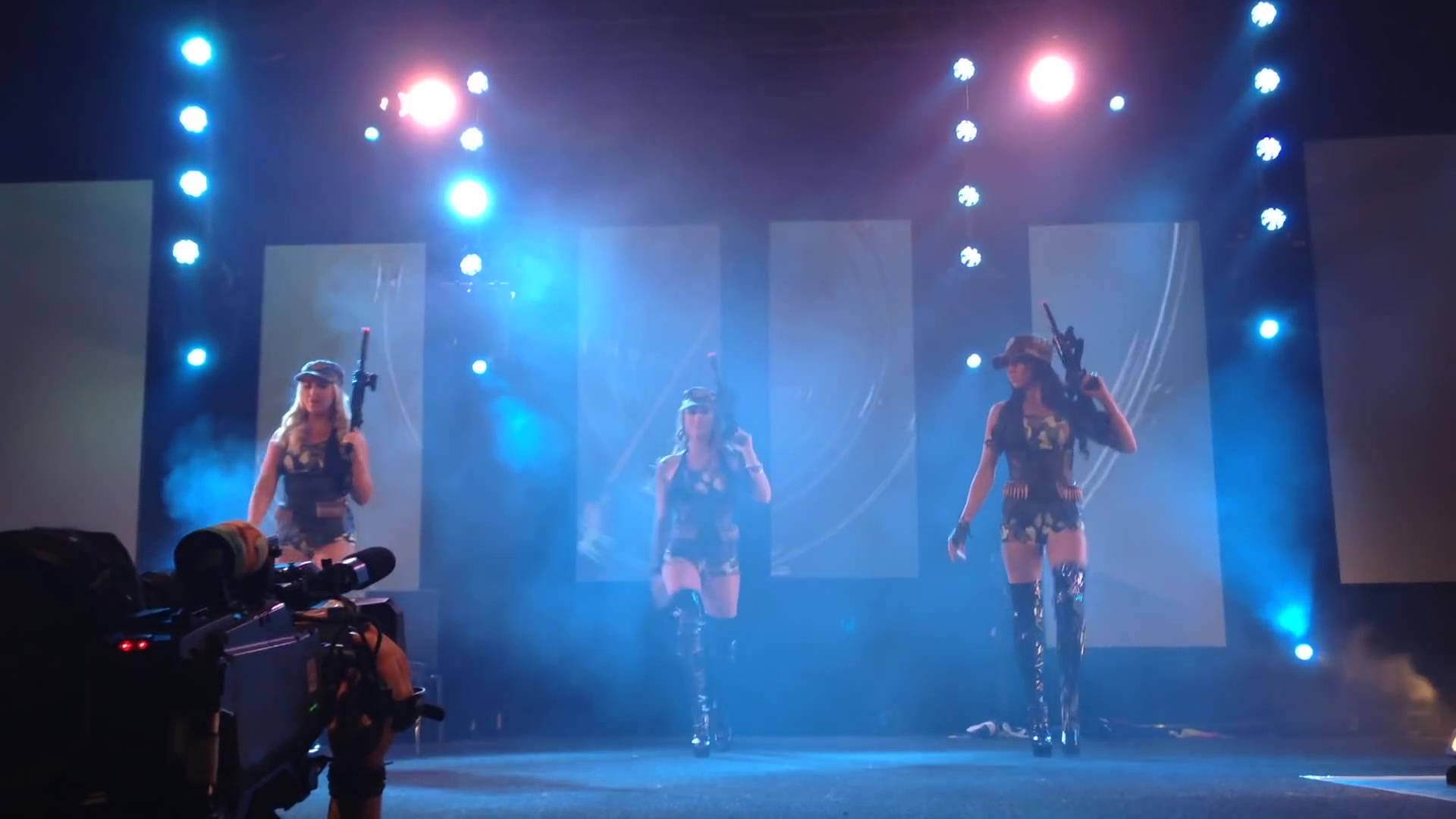 悉尼性博会全裸演出视频.荡乳抖臀现场火爆观众上台挑逗性互动