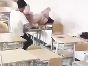 【网曝門事件】烟台黄金职业学院大瓜流出，情侣在教室课桌上大玩性爱，先舔后干激情四射，辣眼睛啊