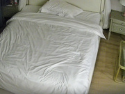 公寓酒店 妓女小姐刚接完一位客人下班 同事继续带人进来 玩不得尽兴 把下班的小姐妹叫回来3P1